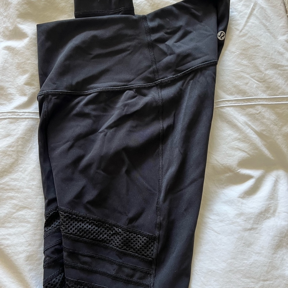 Lululemon training wunderunder with mesh detail size 6